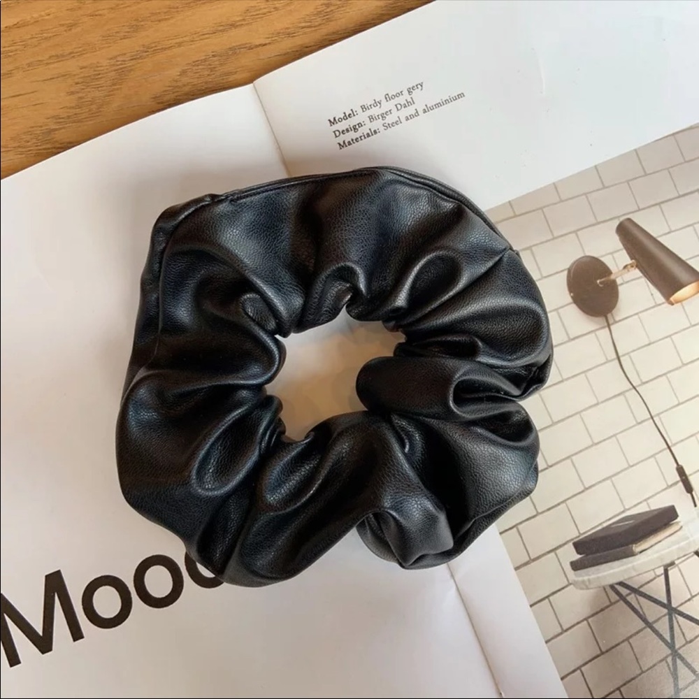 Faux leather scrunchie -black